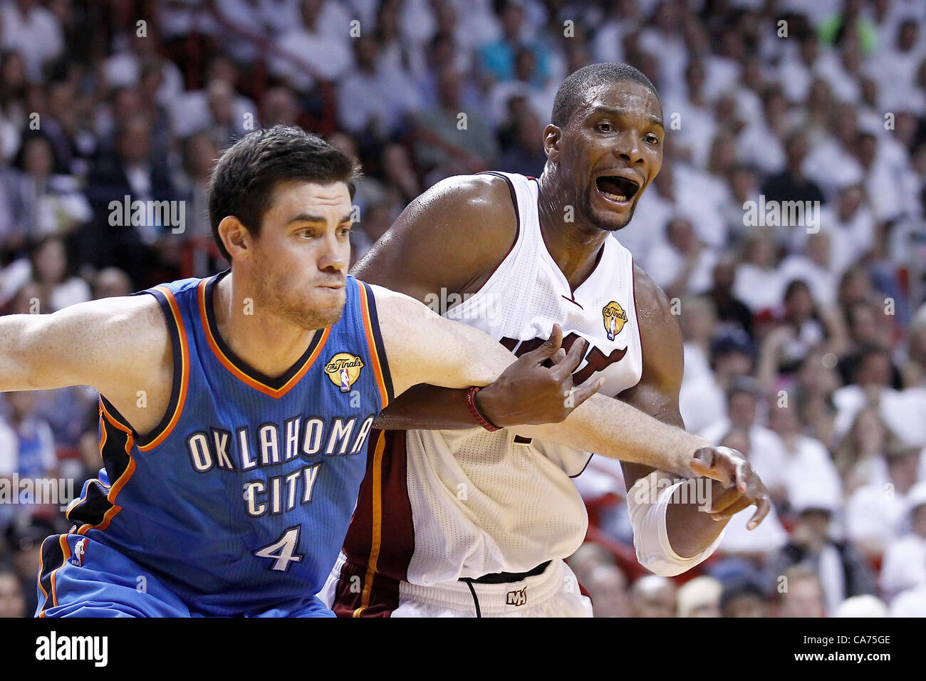 19.06.2012. Miami, Florida, USA.  Oklahoma City Thunder Power forward Nick Collison (4) für die Erholung mit Miami Heat Power wetteifert nach vorne Chris Bosh (1) im dritten Quartal von Spiel 4 der NBA Finals 2012, Donner bei Hitze, in der American Airlines Arena in Miami, Florida, USA. Stockfoto