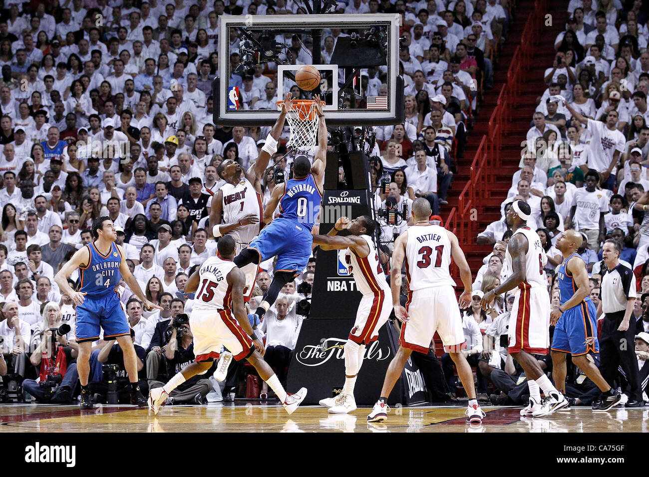 19.06.2012. Miami, Florida, USA.  Oklahoma City Thunder Point Guard Russell Westbrook (0) geht nach vorne für die Layup Miami Heat macht Chris Bosh (1) im dritten Quartal von Spiel 4 der NBA Finals 2012, Donner bei Hitze, in der American Airlines Arena in Miami, Florida, USA. Stockfoto