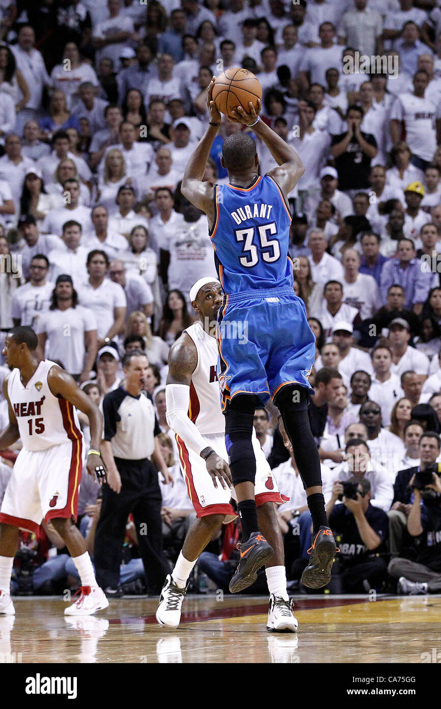 19.06.2012. Miami, Florida, USA.  Oklahoma City Thunder small forward Kevin Durant (35) nimmt einen Jumpshot im dritten Quartal von Spiel 4 der 2012 NBA Finals, Donner bei Hitze, in der American Airlines Arena, Miami, Florida, USA. Stockfoto