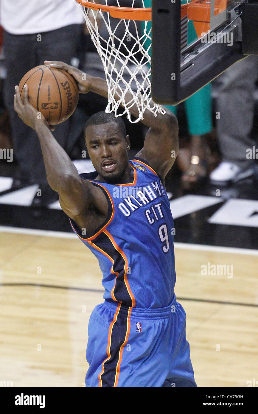 19.06.2012. Miami, Florida, USA.  Oklahoma City Thunder Power nach vorne Serge Ibaka (9) packt einen Rebound bei den Miami Heat-104-98-Sieg über den Oklahoma City Thunder, in Spiel 4 der NBA Finals 2012 in der American Airlines Arena, Miami, Florida, USA. Stockfoto