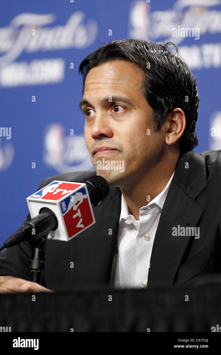 19.06.2012. Miami, Florida, USA.  Miami Heat Trainer Erik Spoelstra sieht man während einer Pressekonferenz vor den Miami Heat-104-98-Sieg über den Oklahoma City Thunder, in Spiel 4 der NBA Finals 2012 in der American Airlines Arena, Miami, Florida, USA. Stockfoto