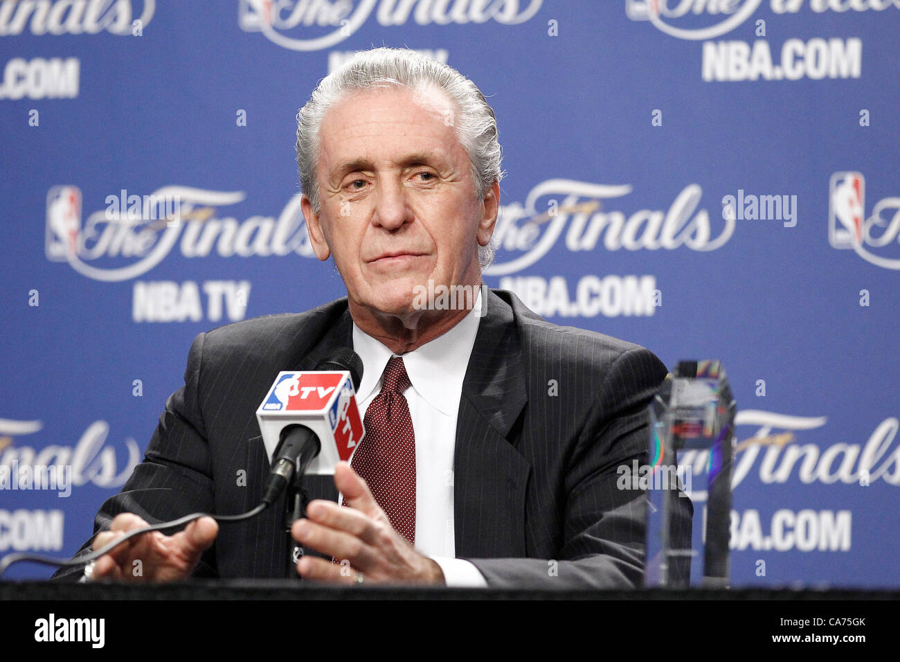 19.06.2012. Miami, Florida, USA.  Team-Präsident der Miami Heat Pat Riley sieht man während einer Pressekonferenz vor den Miami Heat-104-98-Sieg über den Oklahoma City Thunder, in Spiel 4 der NBA Finals 2012 in der American Airlines Arena, Miami, Florida, USA. Stockfoto