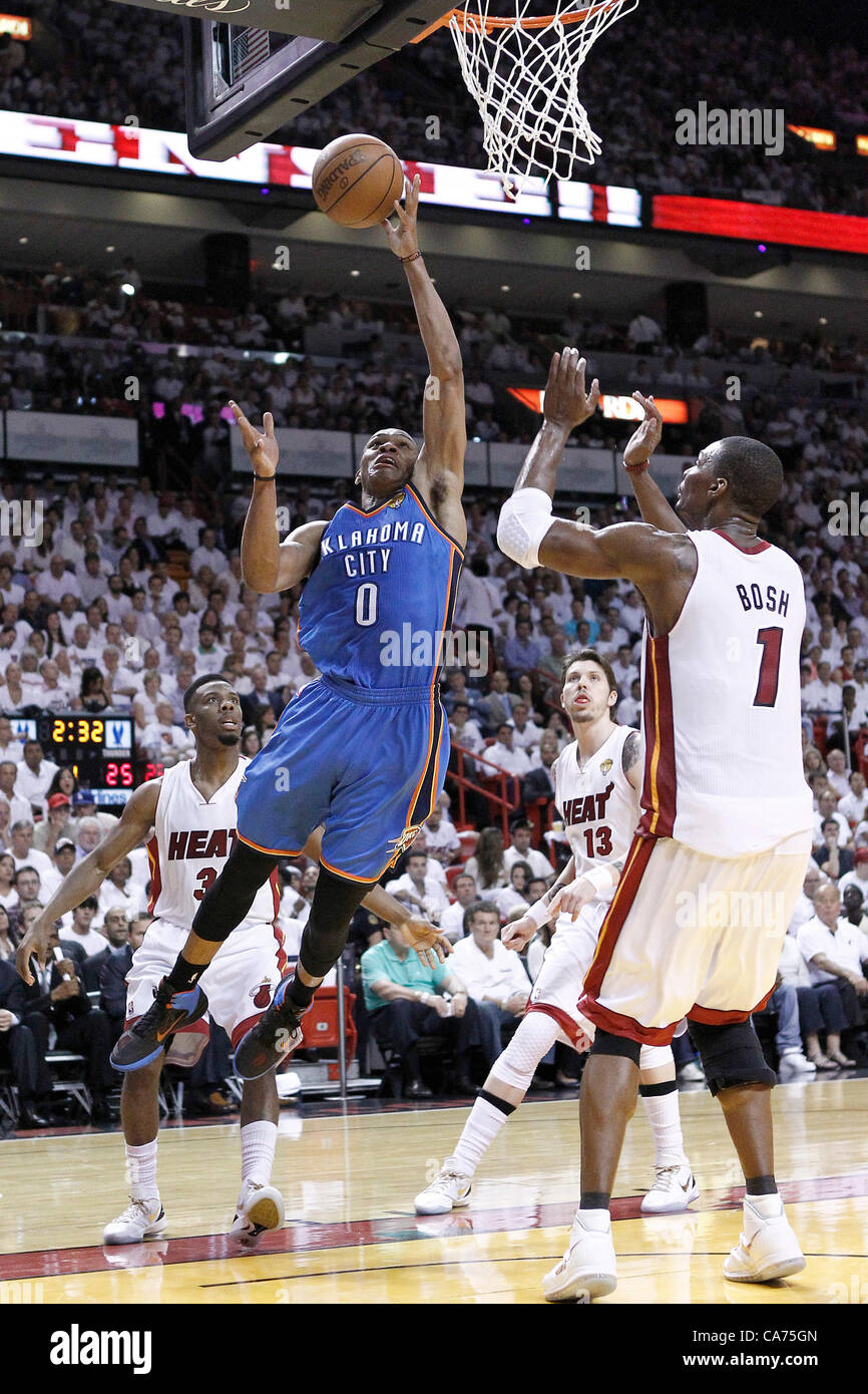 19.06.2012. Miami, Florida, USA.  Oklahoma City Thunder Point Guard Russell Westbrook (0) gilt für den Layup bei den Miami Heat 104-98-Sieg über den Oklahoma City Thunder, in Spiel 4 der NBA Finals 2012 in der American Airlines Arena, Miami, Florida, USA. Stockfoto