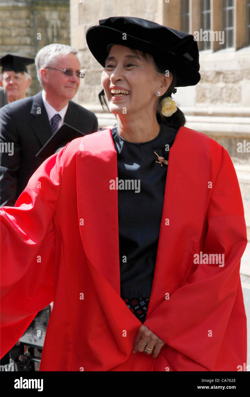 Oxford, UK. Mittwoch, 20. Juni 2012. Daw Aung San Suu Kyi lacht mit Gratulanten bei der Oxford University Sitta-Prozession. Aung San Suu Kyi ist Vorstandsvorsitzender der birmanischen Nationalliga für Demokratie und Mitglied des birmanischen Parlaments, die sie die ehrenamtliche Grad des Doctor of Civil Law von der Universität Oxford verliehen wird, die sie 1969 als Anerkennung für ihren Kampf für Demokratie in Burma abschloss. Stockfoto
