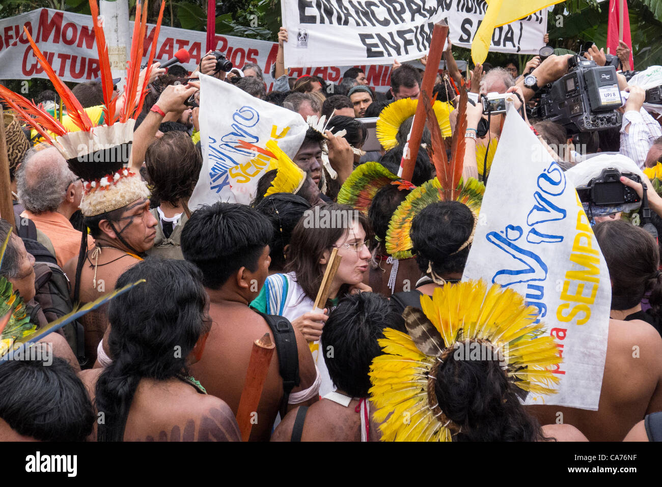 indigene Menschen demonstrieren tragenden Xingu Vivo Para Sempre (Xingu lebendig Forever) Banner zum protest gegen den Bau des Belo Monte-Staudamm bei einer Demonstration von indigenen Bevölkerung, die landlose Bewegung (MST) und andere Gruppen der Zivilgesellschaft vor Riocentro UN-Konferenz. Die Demonstranten sind außer Hörweite und unsichtbar auf der UN-Konferenz gehalten. UN-Konferenz über nachhaltige Entwicklung (Rio + 20), Rio De Janeiro, Brasilien, 20. Juni 2012. Foto © Patrick Cunningham. Stockfoto