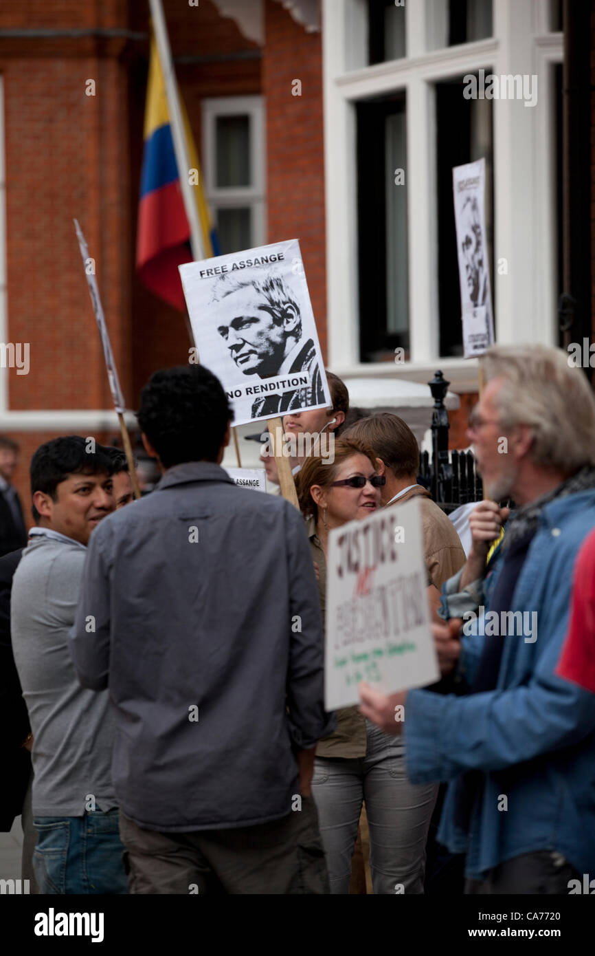 Demonstrant hält Plakat "Freie Assange, keine Wiedergabe" Unterstützung von Julian Assange außerhalb der ecuadorianischen Botschaft in London, UK. 20. Juni 2012. Stockfoto
