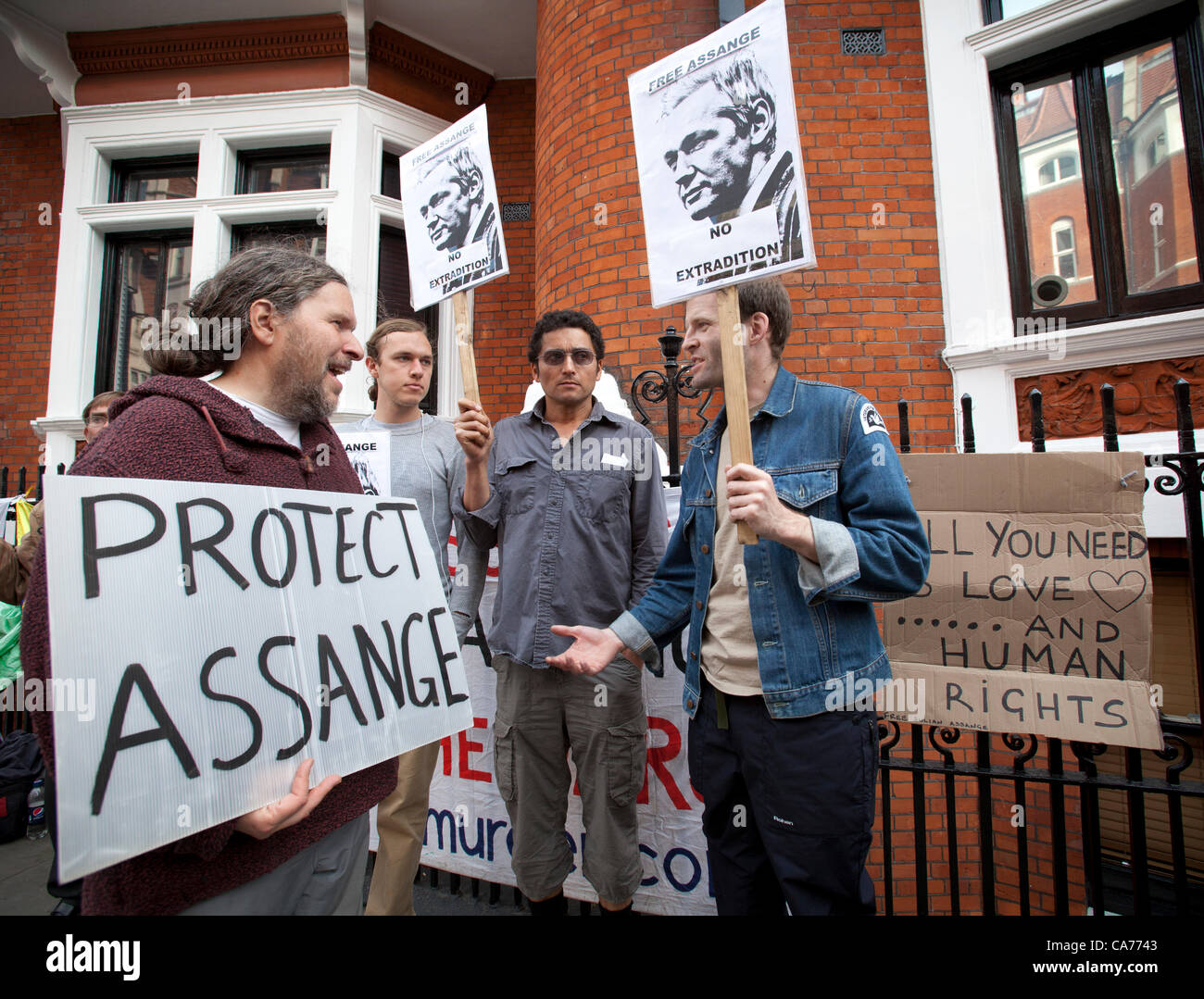London, UK. 20. Juni 2012. Demonstranten halten Plakate hoch vor der ecuadorianischen Botschaft während der Wikileaks-Julian Assange Gründer sucht Asyl in der Botschaft. Stockfoto