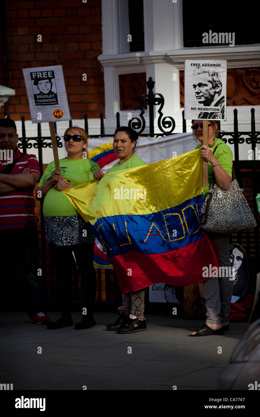 Demonstranten vor der ecuadorianischen Botschaft unterstützen die Wikileaks-Gründer Julian Assange während er Asyl in der Botschaft sucht. London, UK.  20. Juni 2012. Stockfoto