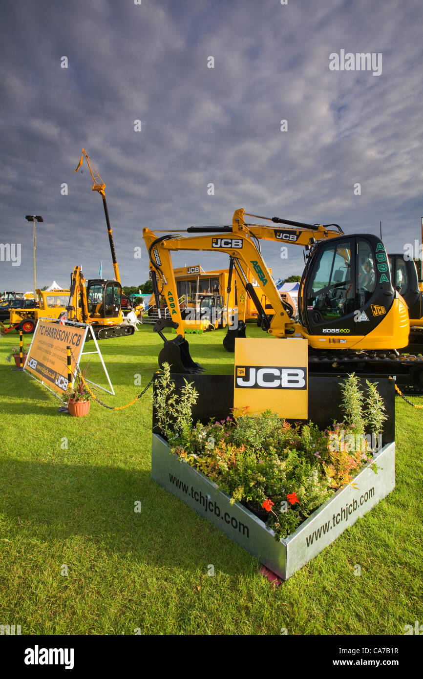 Lincolnshire Events Centre, Großbritannien, 20. Juni 2012. Eines der landwirtschaftlichen steht früh morgens vor den Massen ankommen, am Eröffnungstag der Lincolnshire Show 2012 Stockfoto