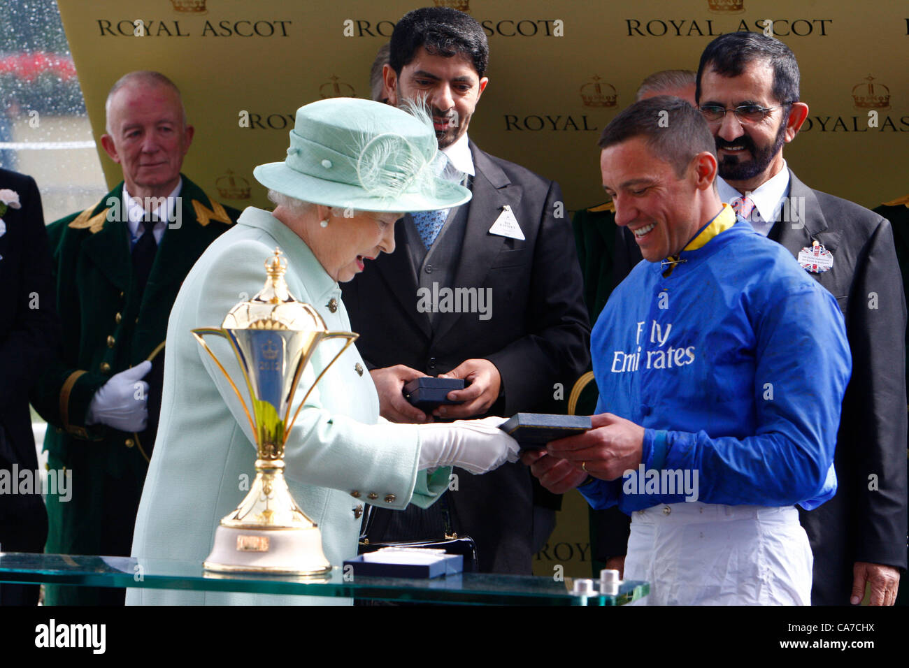 21.06.12 Ascot, Windsor, ENGLAND: Königin Elizabeth II präsentiert Frankie Dettori den Pokal für den Gewinn der Gold Cup während der Ladies Day Royal Ascot Festival auf dem Ascot Racecourse am 21. Juni 2012 in Ascot, England. Stockfoto