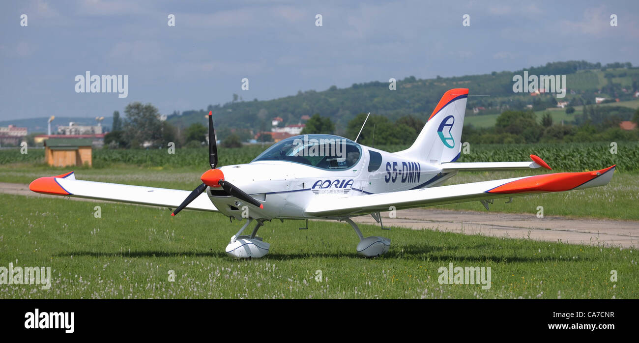 Czech Sport Aircraft (CSA) präsentiert neue PS-28 Cruiser. Die Europäische Agentur für Flugsicherheit (EASA) hat die ersten drei Flugzeuge in einer neu erstellten Zertifizierung Kategorie für leichte Sportflugzeuge zertifiziert. Abgebildet in Kunovice in der Tschechischen Republik am 21. Juni 2012. (CTK Foto / Zdenek Nemec) Stockfoto