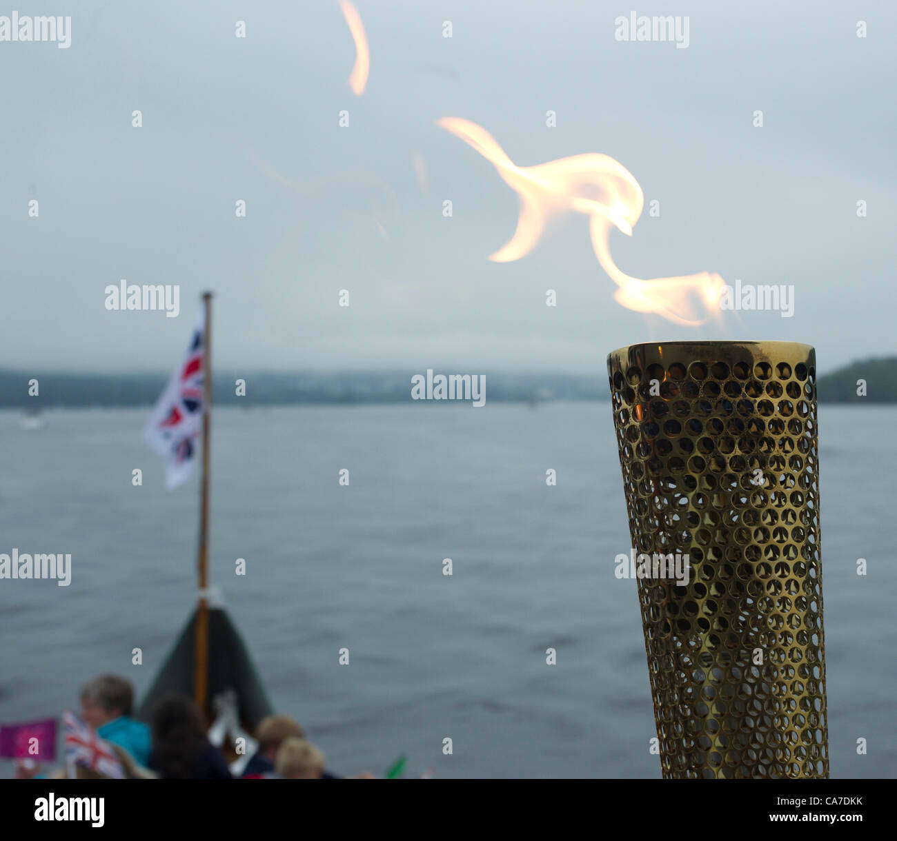 Olympische Fackel: Flamme kreuzt Windermere am Dampf Boot bestieg er Olympische Flamme der historischen Dampfschiff Tern Stockfoto