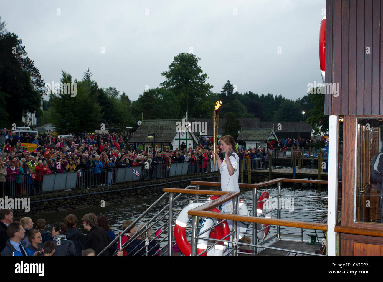 Olympische Fackel: Flamme kreuzt Windermere am Dampf Boot bestieg er Olympische Flamme der historischen Dampfschiff Tern Stockfoto