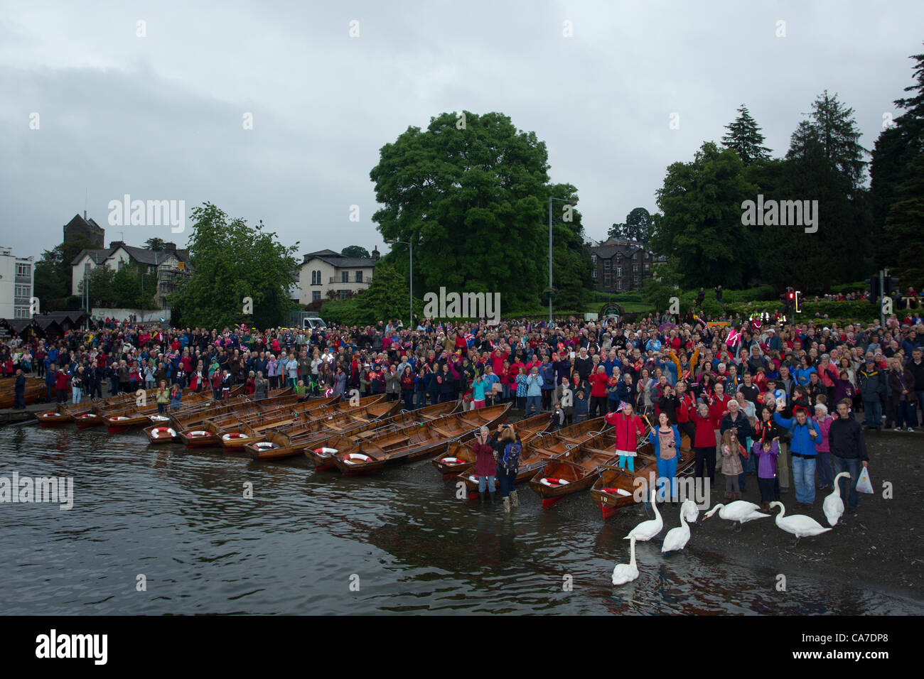 Olympische Fackel: Flamme kreuzt Windermere am Dampf Boot bestieg er Olympische Flamme der historischen Dampfschiff Tern Stockfoto