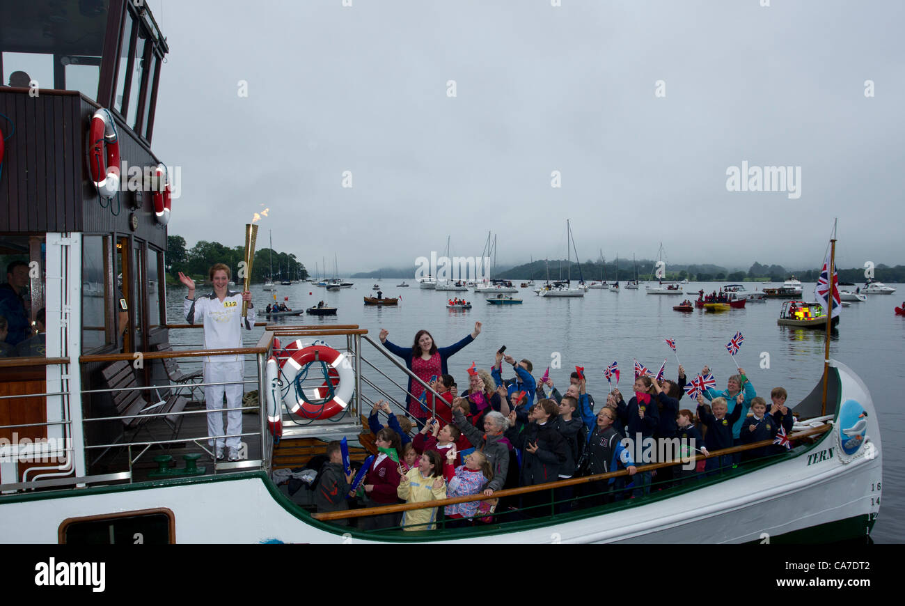 Olympische Fackel: Flamme kreuzt Windermere am Dampf Boot bestieg er Olympische Flamme der historischen Dampfschiff Tern Stockfoto