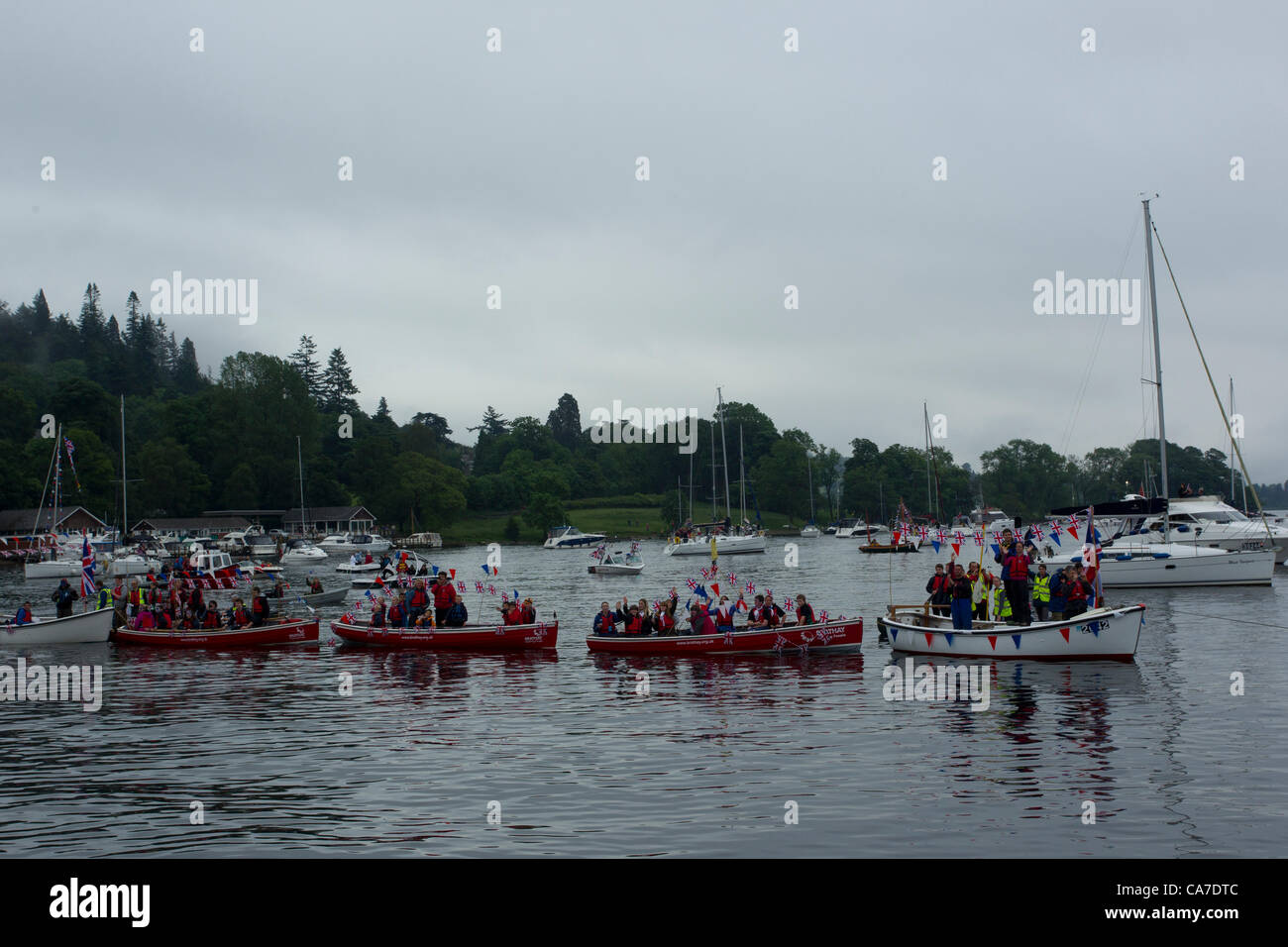 Olympische Fackel: Flamme kreuzt Windermere am Dampf Boot bestieg er Olympische Flamme der historischen Dampfschiff Tern Stockfoto