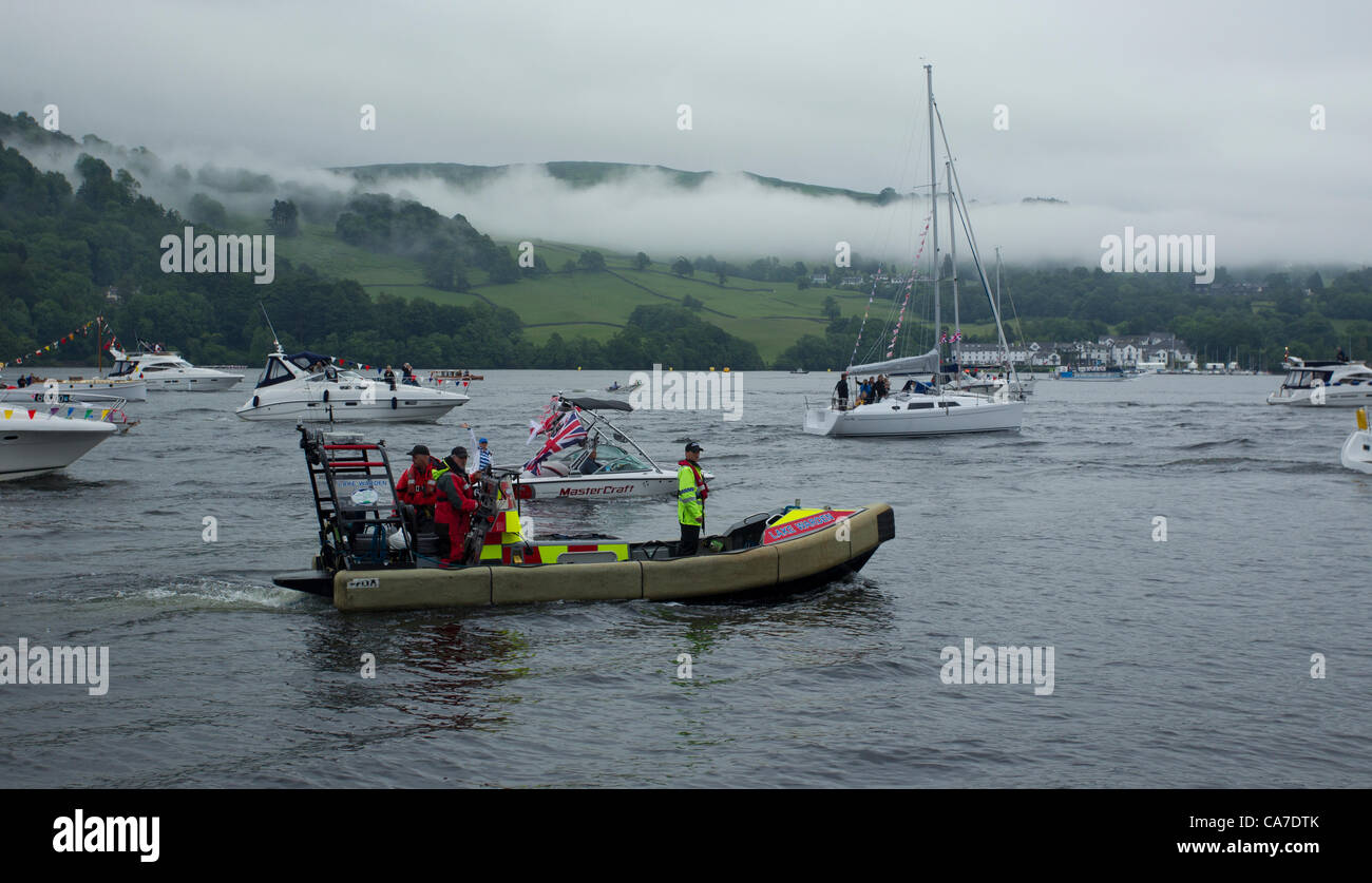 Olympische Fackel: Flamme kreuzt Windermere am Dampf Boot bestieg er Olympische Flamme der historischen Dampfschiff Tern Stockfoto