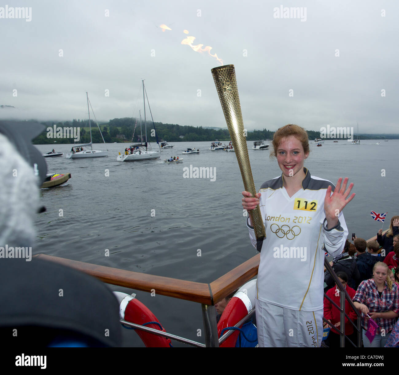 Olympische Fackel: Flamme kreuzt Windermere am Dampf Boot bestieg er Olympische Flamme der historischen Dampfschiff Tern Stockfoto