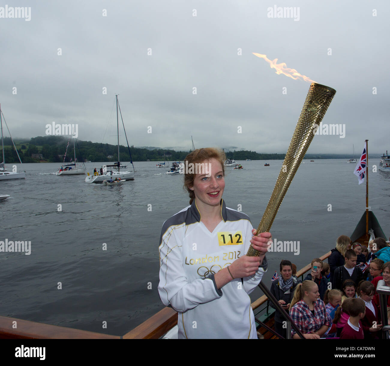 Olympische Fackel: Flamme kreuzt Windermere am Dampf Boot bestieg er Olympische Flamme der historischen Dampfschiff Tern Stockfoto