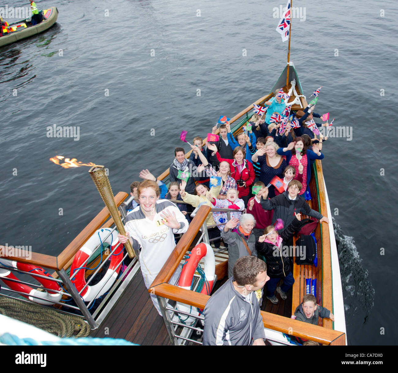 Olympische Fackel: Flamme kreuzt Windermere am Dampf Boot bestieg er Olympische Flamme der historischen Dampf Boot Tern Olympischer Fackellauf Stockfoto