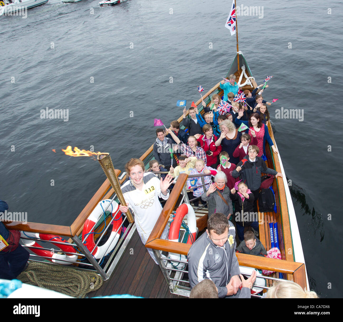 Olympische Fackel: Flamme kreuzt Windermere am Dampf Boot bestieg er Olympische Flamme der historischen Dampf Boot Tern Olympischer Fackellauf Stockfoto