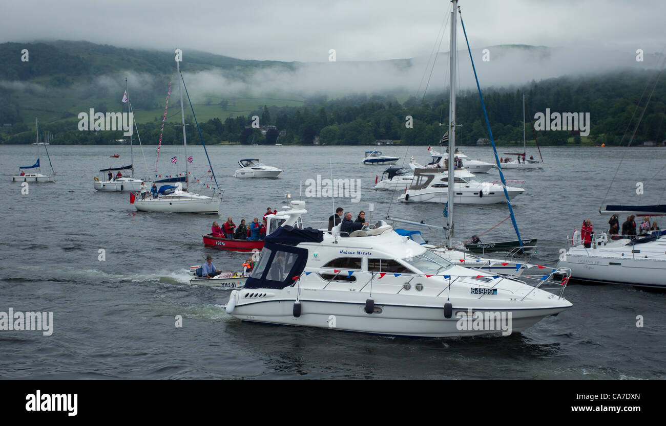 Olympische Fackel: Flamme kreuzt Windermere am Dampf Boot bestieg er Olympische Flamme der historischen Dampf Boot Tern Olympischer Fackellauf Stockfoto