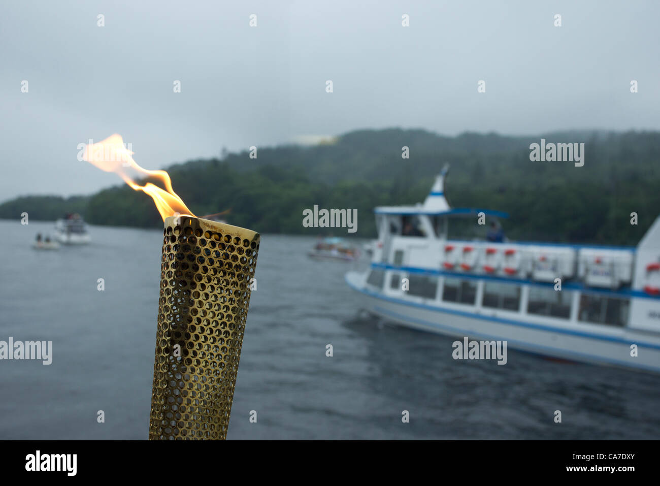 Olympische Fackel: Flamme kreuzt Windermere am Dampf Boot bestieg er Olympische Flamme der historischen Dampf Boot Tern Olympischer Fackellauf Stockfoto