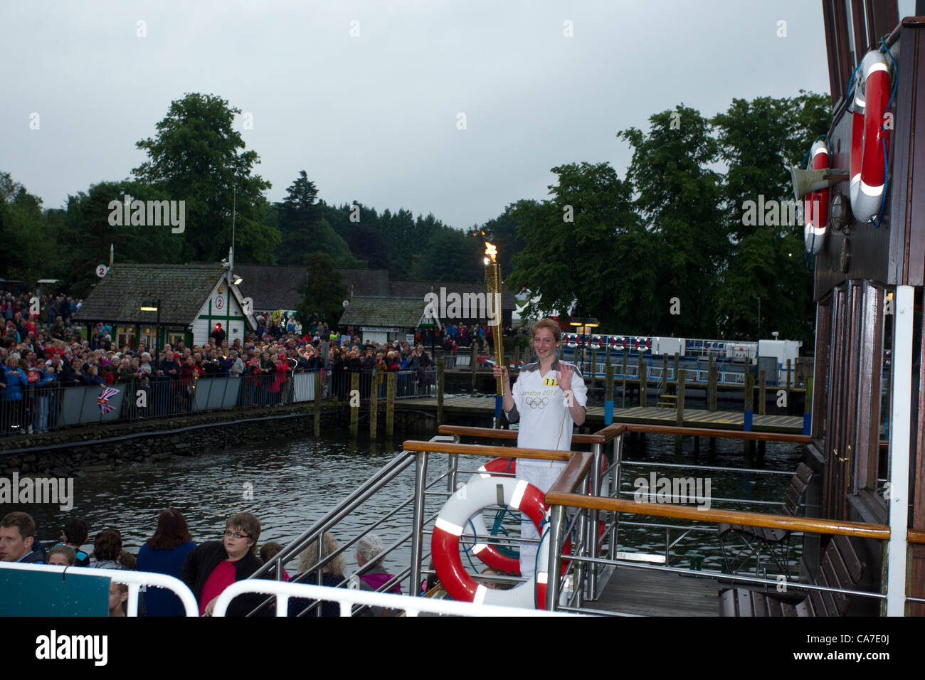 Massen warten Stephanie Booth Ankunft am Molenkopf Bowness am Windermere mit Olympischen Fackel auf dem Dampf Cruiser The Tern er Olympische Feuer an Bord der historischen Dampfschiff Tern an Waterhead Pier bereisen zu Bowness auf Windermere.In eines der größten Spektakel, die jemals in den Lake District, die Flamme der See von hundert andere Schiffe eskortiert überquert. Olympischer Fackellauf Stockfoto