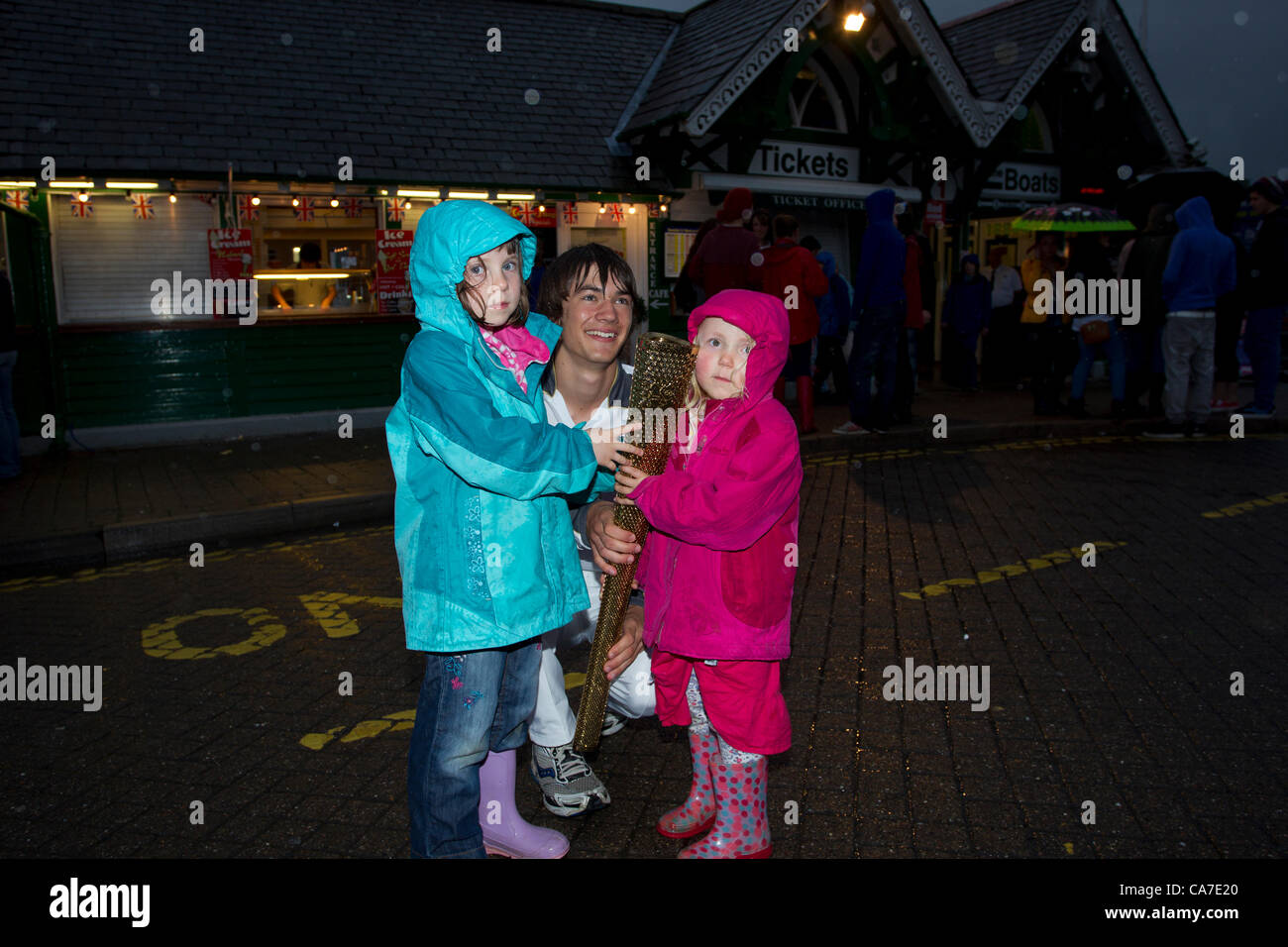 Bowness auf Windermere mit Olympische Fackel, die er Olympische Feuer an der historischen Dampfschiff Tern an Waterhead Pier Bord bereisen zu Bowness auf Windermere.In eines der größten Spektakel, die jemals in den Lake District, die Flamme der See von hundert andere Schiffe eskortiert überquert. Olympischer Fackellauf Stockfoto