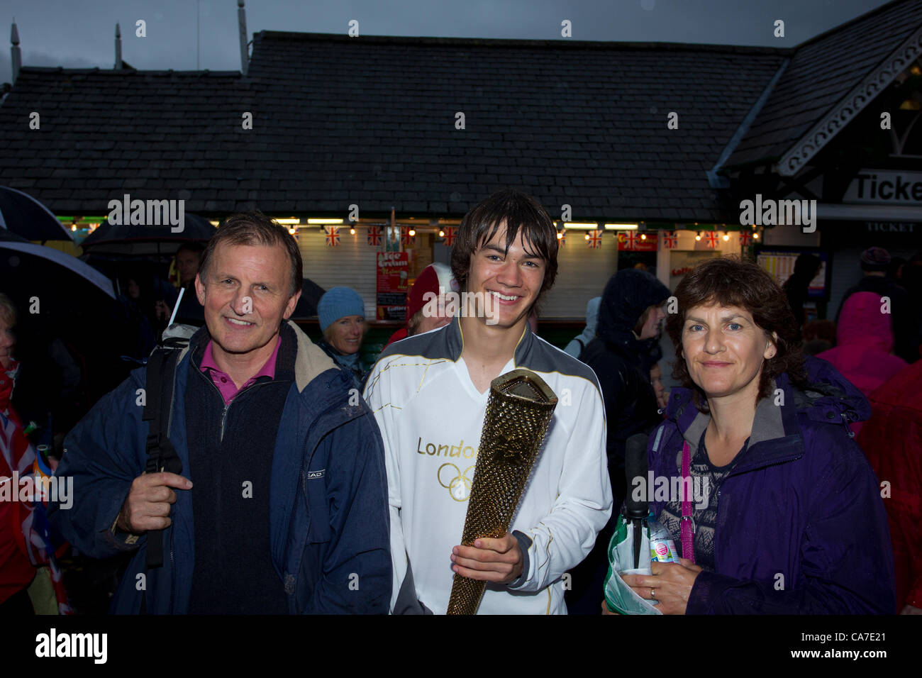 Bowness auf Windermere mit Olympische Fackel, die er Olympische Feuer an der historischen Dampfschiff Tern an Waterhead Pier Bord bereisen zu Bowness auf Windermere.In eines der größten Spektakel, die jemals in den Lake District, die Flamme der See von hundert andere Schiffe eskortiert überquert. Olympischer Fackellauf Stockfoto