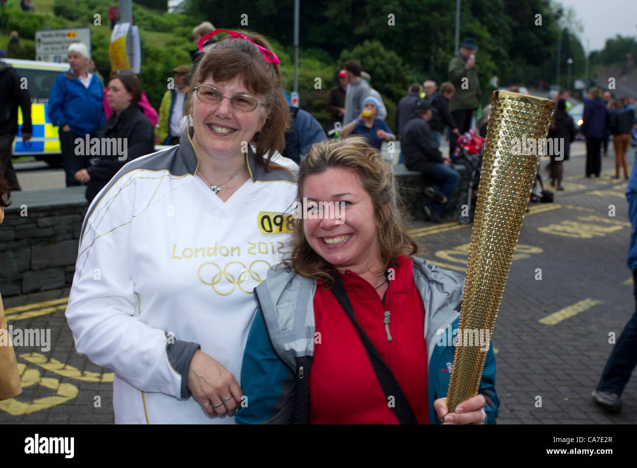 Olympische Fackel: Flamme kreuzt Windermere am Dampf Boot bestieg er Olympische Flamme der historischen Dampf Boot Tern Olympischer Fackellauf Stockfoto