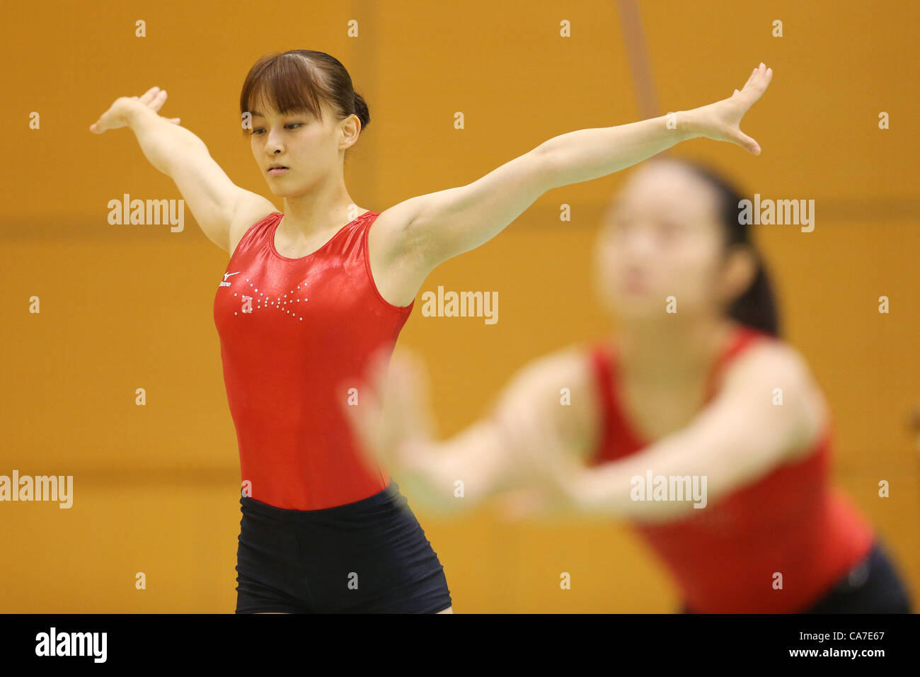 (L, R) Rie Tanaka (JPN), Koko Tsurumi (JPN), 21. Juni 2012 - Kunstturnen: Frauen Japan Nationalmannschaft Trainingslager im Ajinomoto National Training Center, Tokyo, Japan.  (Foto von Daiju Kitamura/AFLO SPORT) [1045] Stockfoto