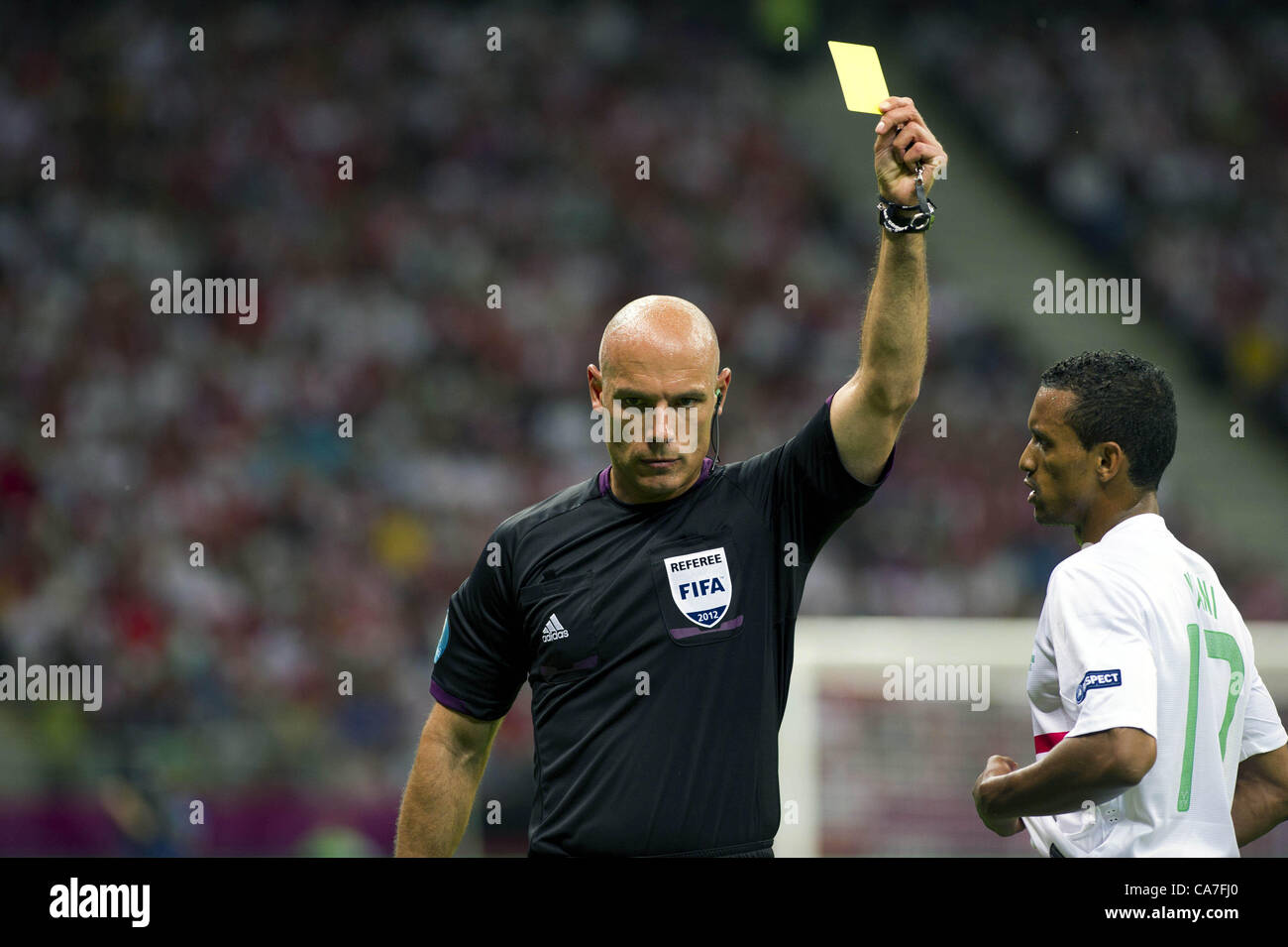 Howard Webb (Schiedsrichter), Nani (POR), 21. Juni 2012 - Fußball / Fußball: Nani von Portugal zeigt eine gelbe Karte von Schiedsrichter Howard Webb während der UEFA EURO 2012-Viertelfinal-Match zwischen Tschechien 0-1 Portugal im Nationalstadion in Warschau, Polen. (Foto von Maurizio Borsari/AFLO) [0855] Stockfoto