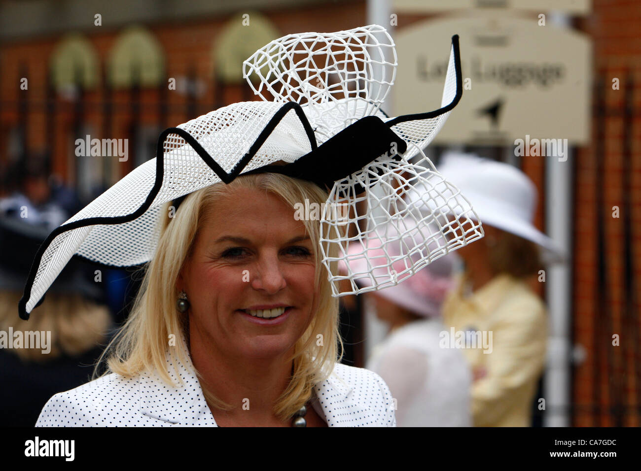 22.06.12 Ascot, Windsor, ENGLAND: Racegoes vor dem vierten Tag während Royal Ascot-Festival auf dem Ascot Racecourse am 22. Juni 2012 in Ascot, England. Stockfoto