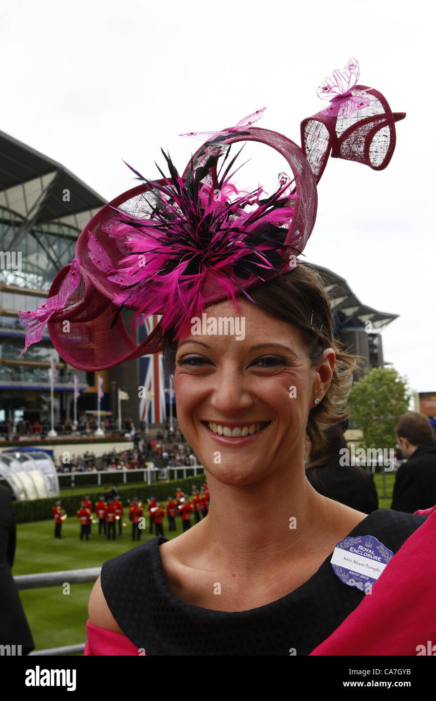 22.06.12 Ascot, Windsor, ENGLAND: Racegoes Umgang mit Wind vor dem vierten Tag in Ascot während Royal Ascot-Festival auf dem Ascot Racecourse am 22. Juni 2012 in Ascot, England Stockfoto