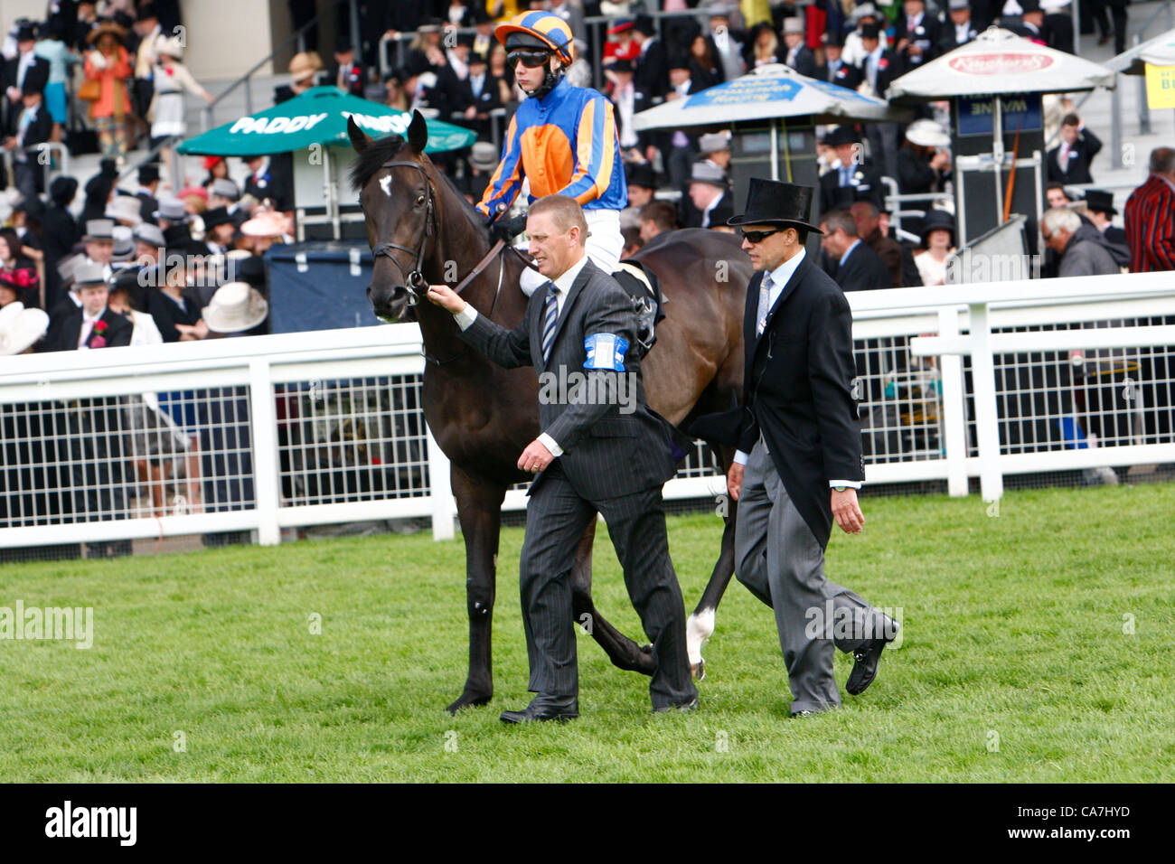 22.06.12 Ascot, Windsor, ENGLAND: Trainer Aidan O'Brien mit jockey Joseph O'Brien auf Athen in The Queens Vase während Royal Ascot-Festival auf dem Ascot Racecourse am 22. Juni 2012 in Ascot, England. Stockfoto