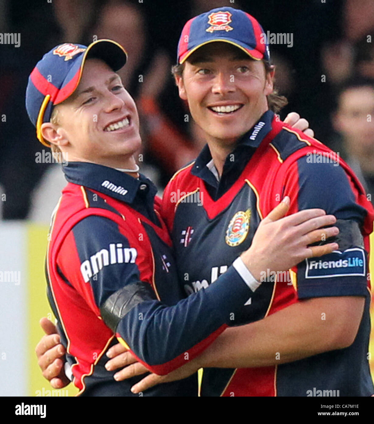 22.06.2012. Chelmsford, Essex, England. Graham Napier und Adam Weater feiern gemeinsam. "Freunde Leben T20" match, Essex Adler Vs Surrey Löwen an der Ford County Ground, Chelmsford, Essex. Stockfoto