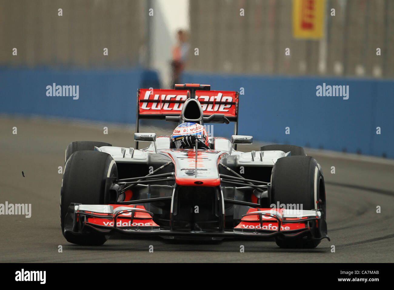 22.06.2012. Valencia, Spanien. FIA Formel 1 World Championship 2012 Grand Prix von Europa Jenson Button führt auf den engen Straßen des Valencia Street circuit Stockfoto