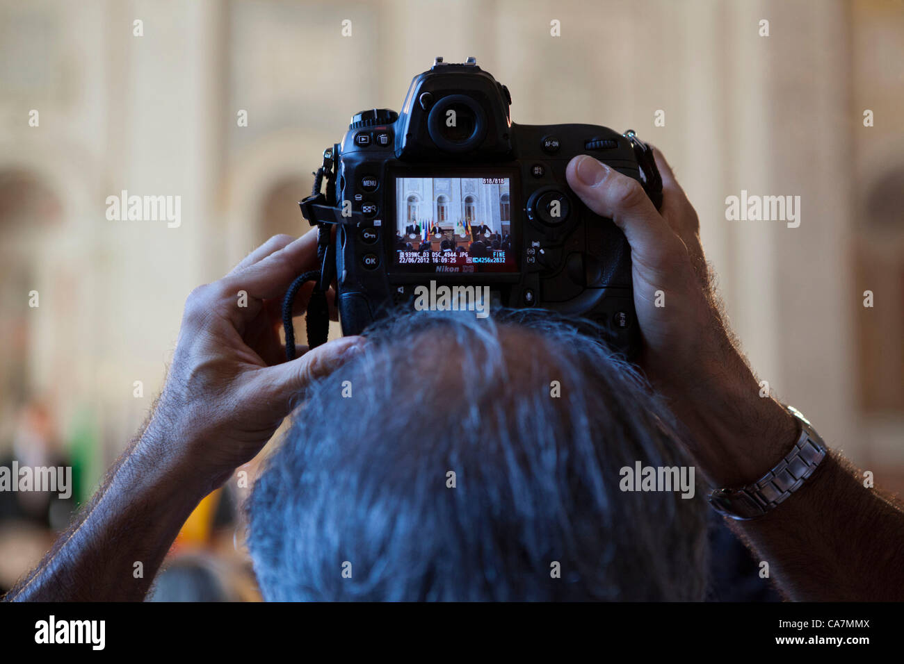 VIER NATIONEN GIPFEL IN ROM, ITALIEN. Ein Fotograf nutzt seinen Kopf zum Fotografieren auf dem Gipfel der vier Nationen zwischen Frankreich, Deutschland, Italien und Spanien im Villa Madama, Rom, Italien. 22.06.2012 Stockfoto