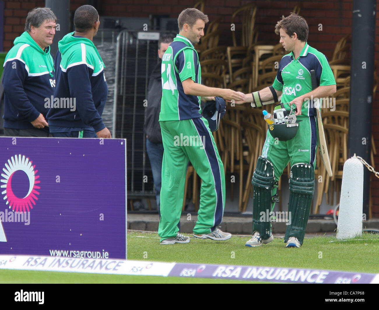 23.06.2012 Stormont, Belfast, Nordirland. RSA Challenge ODI. Irland gegen Australien. William Porterfield gratuliert Tim Murtagh auf seine erste Irland-Mütze, während das RSA Challenge ODI Spiel gespielt in Stormont erhalten. Stockfoto