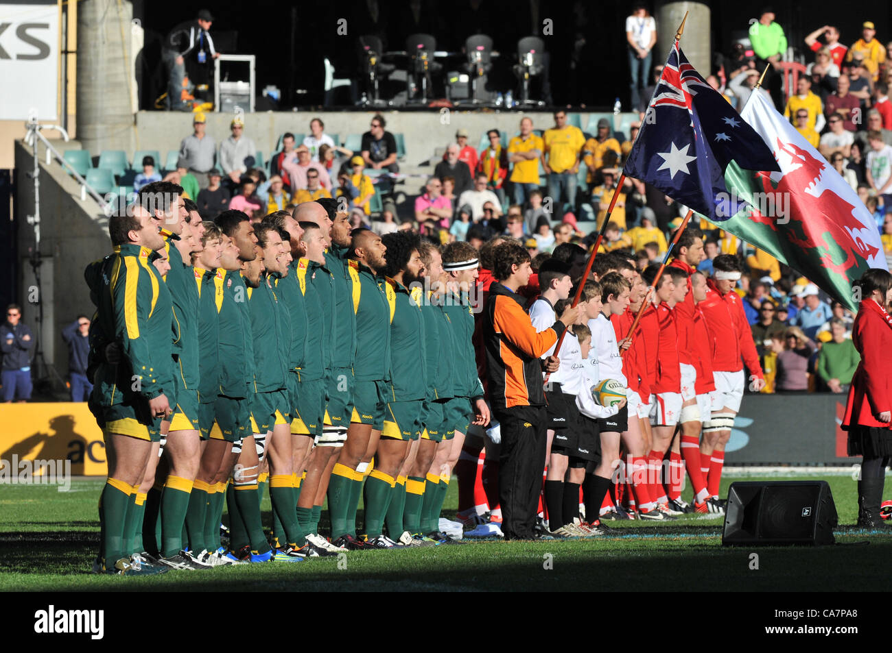 23.06.2012 Sydney, Australien. Australische Nationalhymne vor der Castrol EDGE Rugby International zwischen Australien und Wales im Allianz-Stadion in Sydney. Stockfoto