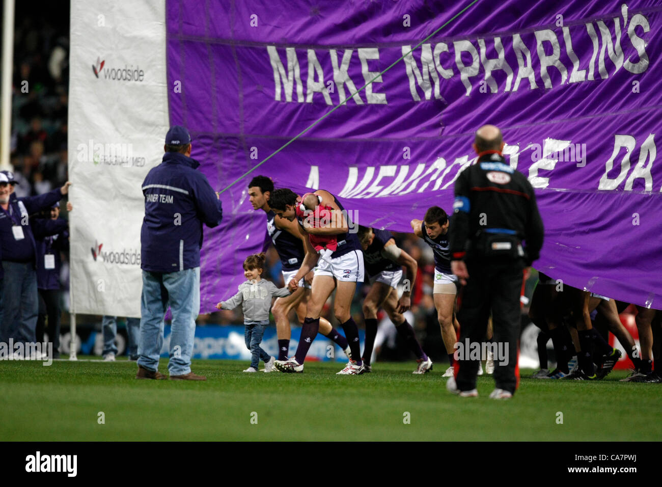 23.06.2012 Subiaco, Australien. Fremantle V Essendon. Luke Mcpharlin durchzieht sein 200. Spiel Banner vor Beginn des Spiels Runde 13 Patersons Stadium gespielt. Stockfoto