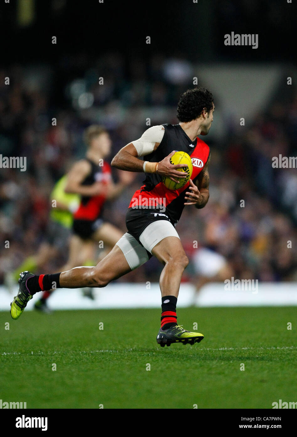 23.06.2012 Subiaco, Australien. Fremantle V Essendon. Courtenay Dempsey in vollem Flug während der Runde 13 Spiel Patersons Stadium gespielt. Stockfoto