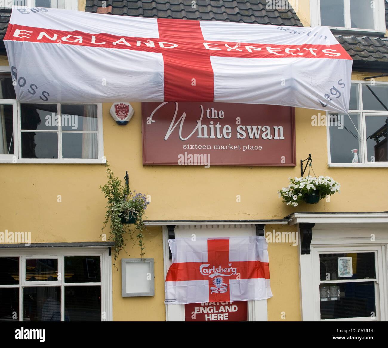 Bungay, Suffolk, UK. Samstag, 23. Juni 2012. "England erwartet, dass" Nachricht auf eine riesige St. Georgs-Flagge wird auf weißen Schwan gehängt. Stockfoto
