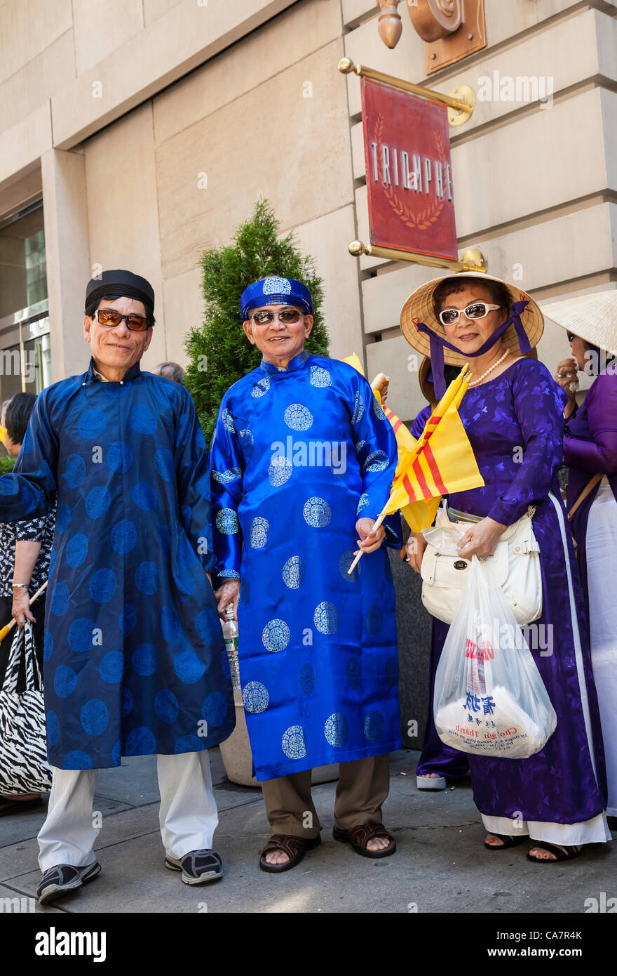 New York City, USA. 23. Juni 2012.  Teilnehmer aus dem Missouri-Kapitel in der vietnamesischen Tracht gekleidet warten auf ihre Chance, an der jährlichen internationalen kulturellen Parade marschieren. Stockfoto