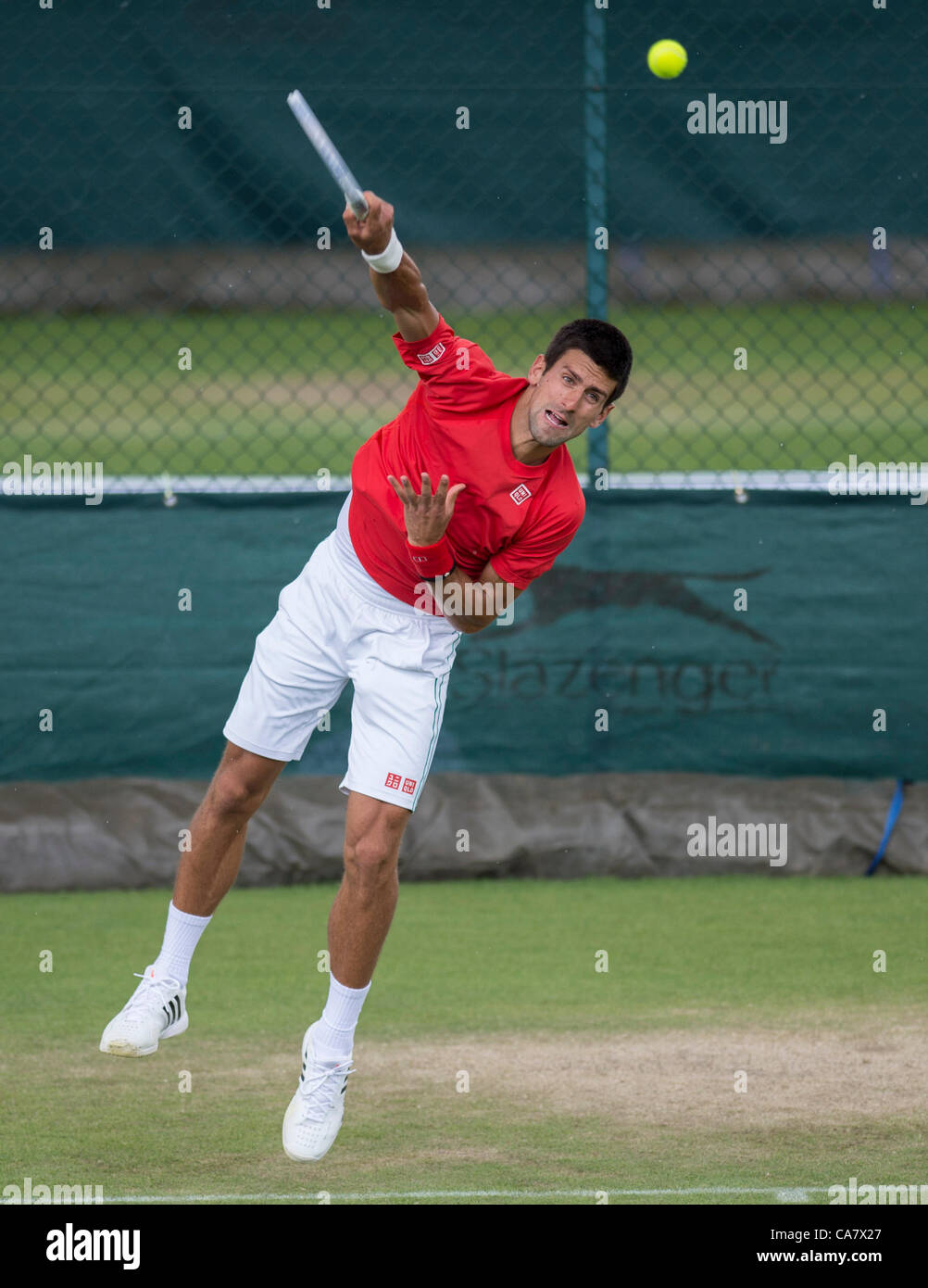 24.06.2012. die Wimbledon Tennis Championships 2012 statt bei den All England Lawn Tennis and Croquet Club, London, England, UK.    Verteidigung von Champion Novak DJOKOVIC (SRB) [1] auf der Aorangi Praxis Courts in The All England Lawn Tennis Club am Tag vor dem WM-Start. Kreditrahmen: © Stockfoto