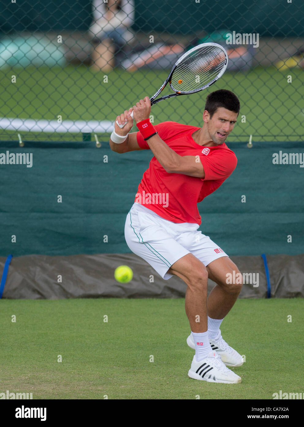 24.06.2012. die Wimbledon Tennis Championships 2012 statt bei den All England Lawn Tennis and Croquet Club, London, England, UK.    Verteidigung von Champion Novak DJOKOVIC (SRB) [1] auf der Aorangi Praxis Courts in The All England Lawn Tennis Club am Tag vor dem WM-Start. Kreditrahmen: © Stockfoto