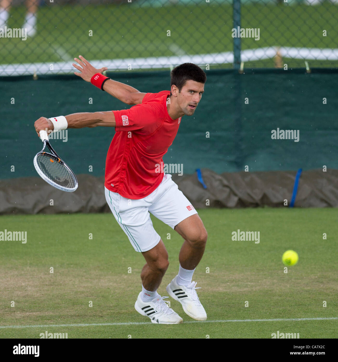 24.06.2012. die Wimbledon Tennis Championships 2012 statt bei den All England Lawn Tennis and Croquet Club, London, England, UK.    Verteidigung von Champion Novak DJOKOVIC (SRB) [1] auf der Aorangi Praxis Courts in The All England Lawn Tennis Club am Tag vor dem WM-Start. Kreditrahmen: © Stockfoto