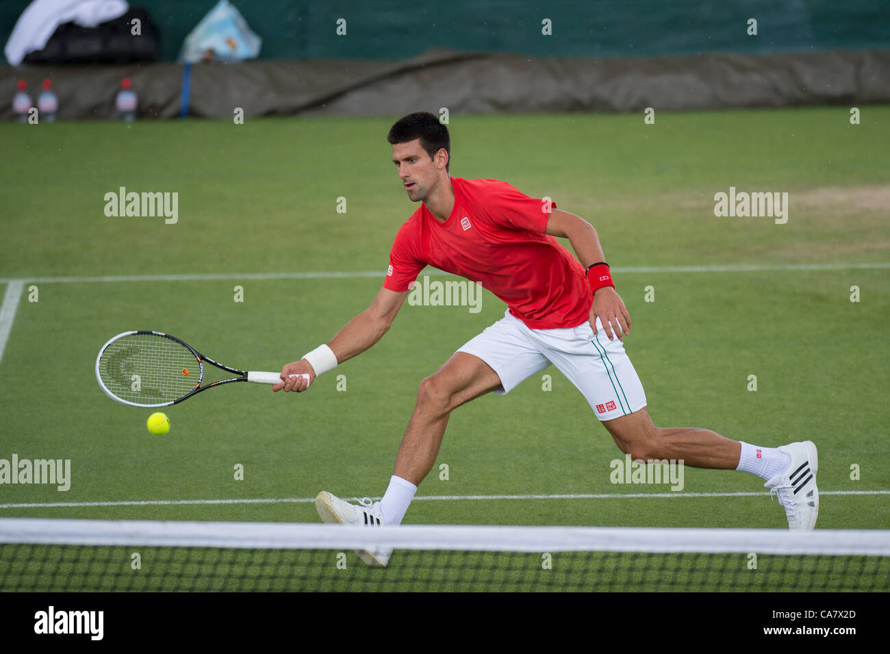 24.06.2012. die Wimbledon Tennis Championships 2012 statt bei den All England Lawn Tennis and Croquet Club, London, England, UK.    Verteidigung von Champion Novak DJOKOVIC (SRB) [1] auf der Aorangi Praxis Courts in The All England Lawn Tennis Club am Tag vor dem WM-Start. Kreditrahmen: © Stockfoto