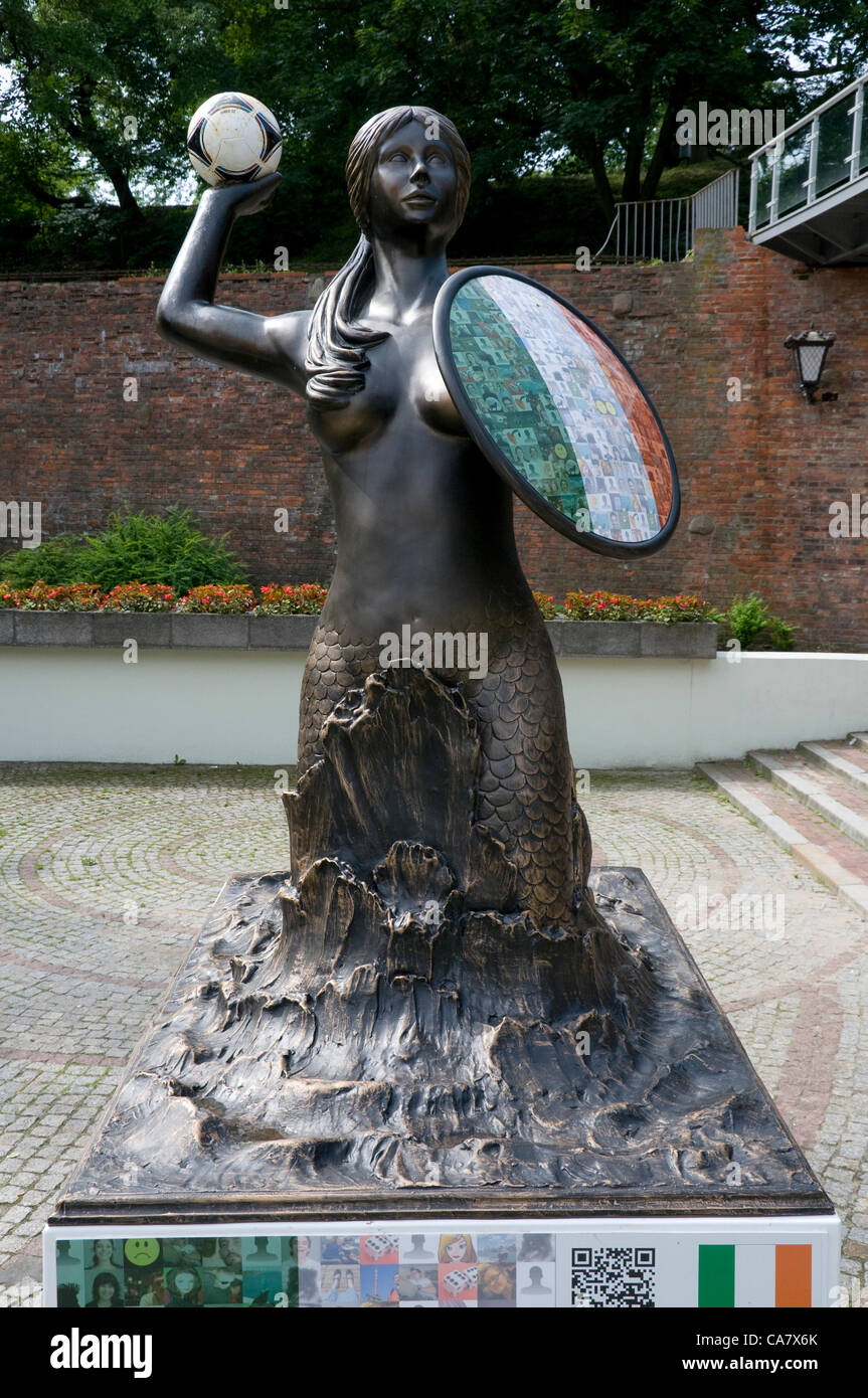 Statue der Meerjungfrau (Symbol Warschaus) irische Flagge steht in Warschau während der Europameisterschaft 2012. 16 Monumente, Wahrzeichen der Stadt wurden in Warschau, Fußball-Fans aus ganz Europa begrüßen zu dürfen. 23. Juni 2012 Stockfoto
